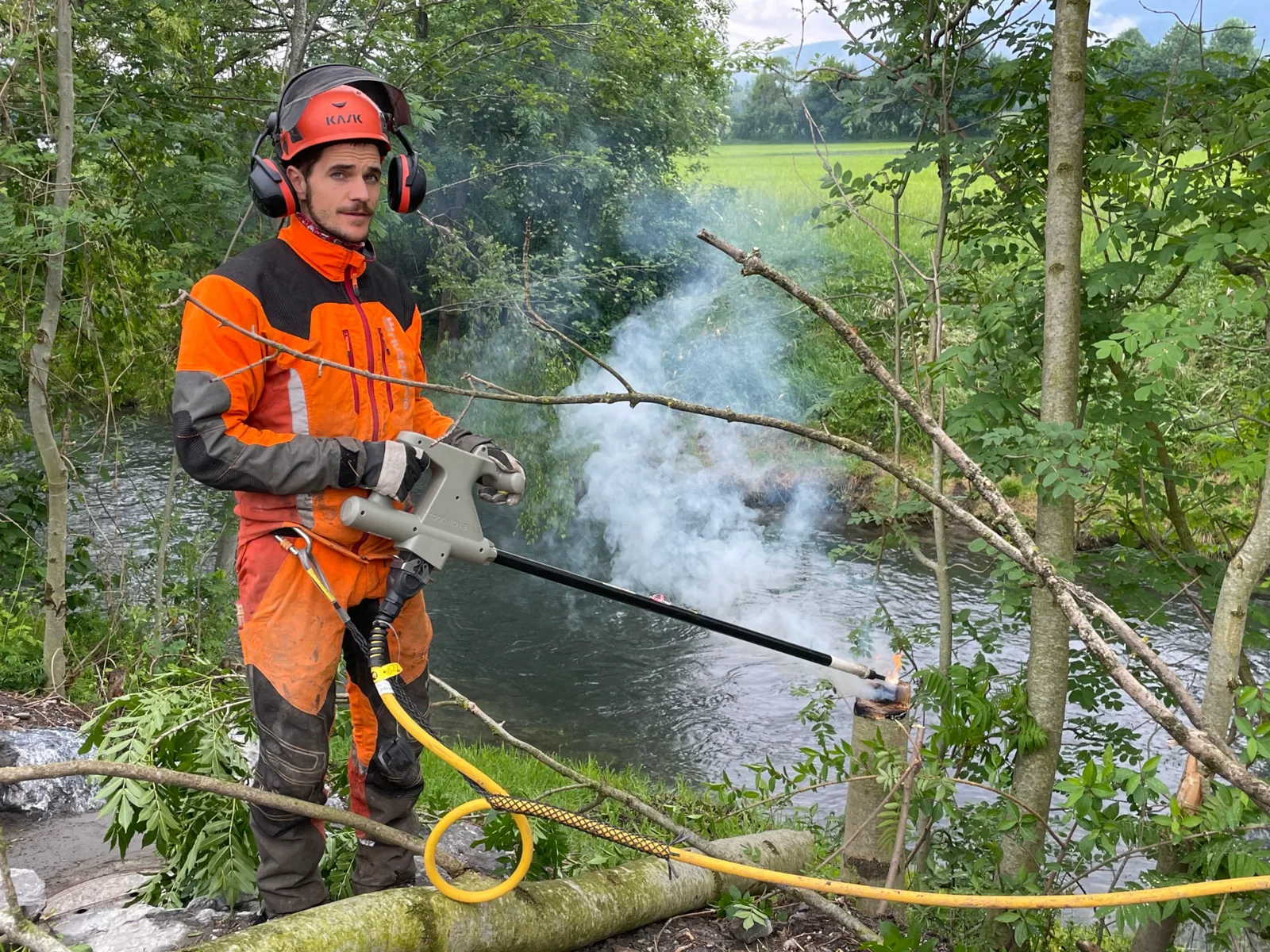 Roth Bau & Garten im Einsatz Mitarbeiter von Roth Bau & Garten behandelt einen Baumstumpf mit der Elektroherbizid-Lanze